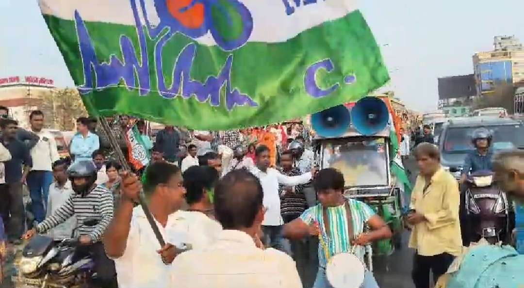 উচমাধ্যমিক পরীক্ষা চলাকালীন বাজনা বাজিয়ে তৃণমূলের “শক্তি প্রদর্শন” মিছিল ; চুপচাপ দাঁড়িয়ে দেখা পুলিশের ভূমিকা নিয়ে উঠছে প্রশ্ন   