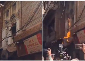 বারাণসীর ডাল মান্ডিতে জরাজীর্ণ ভবনগুলিতে বুলডোজার চালানোর প্রতিবাদে এক মুসলিম ব্যক্তি নিজের বাড়িতেই আগুন ধরিয়ে দিল 