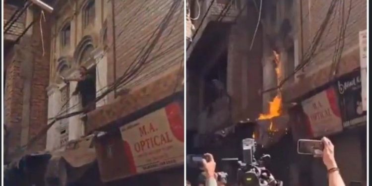 বারাণসীর ডাল মান্ডিতে জরাজীর্ণ ভবনগুলিতে বুলডোজার চালানোর প্রতিবাদে এক মুসলিম ব্যক্তি নিজের বাড়িতেই আগুন ধরিয়ে দিল 