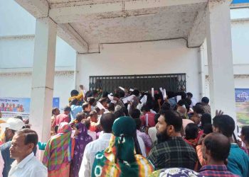 “ভাতার ফর্ম” জমার দেওয়ার সময় চূড়ান্ত বিশৃঙ্খলা পূর্ব বর্ধমানের ভাতার বিডিও অফিসে 