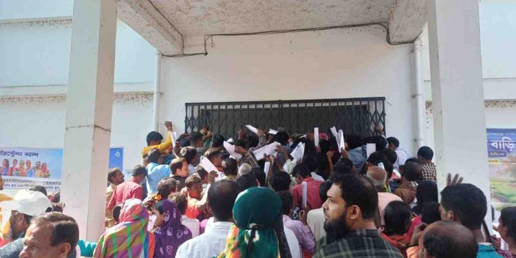 “ভাতার ফর্ম” জমার দেওয়ার সময় চূড়ান্ত বিশৃঙ্খলা পূর্ব বর্ধমানের ভাতার বিডিও অফিসে 
