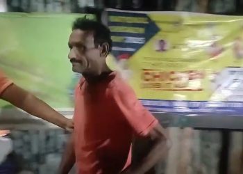 মুরগির মাংস বিক্রির আড়ালে দোকানে নিষিদ্ধ চোলাই মদের ঠেক চালানোর অভিযোগে গ্রেপ্তার ভাতার বাজারের এক কারবারি 