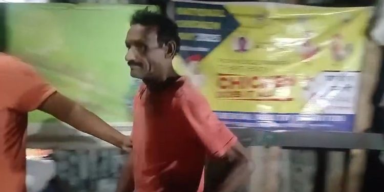 মুরগির মাংস বিক্রির আড়ালে দোকানে নিষিদ্ধ চোলাই মদের ঠেক চালানোর অভিযোগে গ্রেপ্তার ভাতার বাজারের এক কারবারি