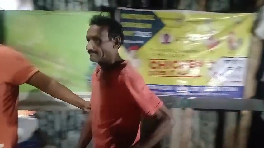 মুরগির মাংস বিক্রির আড়ালে দোকানে নিষিদ্ধ চোলাই মদের ঠেক চালানোর অভিযোগে গ্রেপ্তার ভাতার বাজারের এক কারবারি 