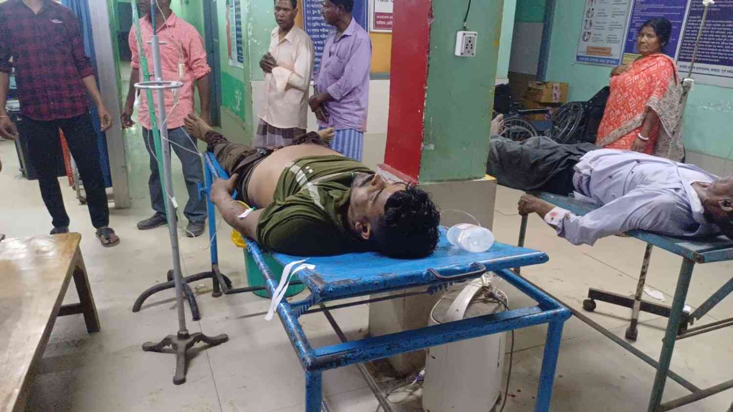 ভাতারে বেপরোয়া ডাম্পারের ধাক্কায় মৃত টোটো চালক, গুরুতর আহত আরও ৫ যাত্রী