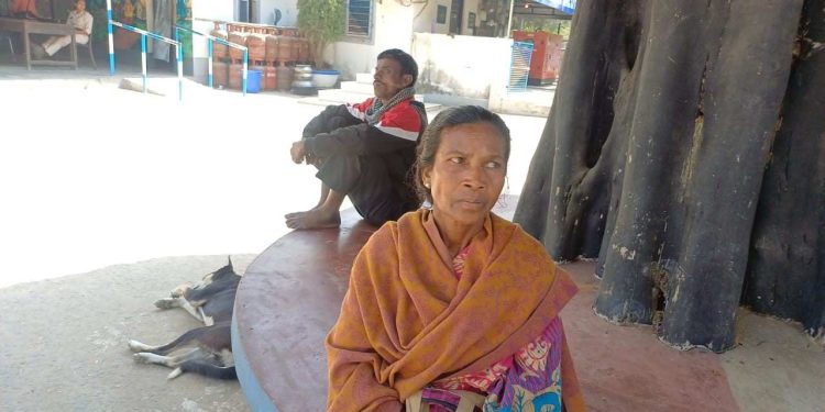 ছেলের পরকীয়া প্রেমিকার রাস্তা পরিষ্কার করতে পুত্রবধূর উপর অ্যাসিড হামলা চালালো শাশুড়ি!