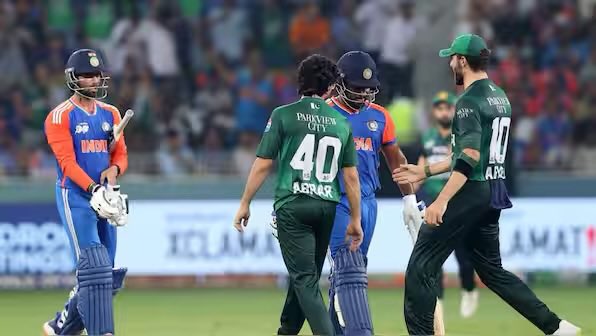 দীর্ঘ নাটকের পর ভারতের বিরুদ্ধে দলকে টি-২০ বিশ্বকাপের ম্যাচ খেলার অনুমতি দিল পাকিস্তান সরকার 