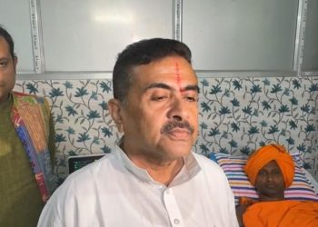 “মমতা ব্যানার্জি হিন্দু ছেলেদের মধ্যে মদ ঢুকিয়ে দিয়ে সর্বনাশ করে দিচ্ছেন” : আহত তরুন সন্ন্যাসীর স্বাস্থ্যের খবর নিতে গিয়ে বললেন শুভেন্দু অধিকারী  