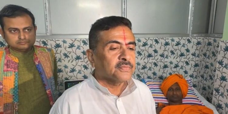 “মমতা ব্যানার্জি হিন্দু ছেলেদের মধ্যে মদ ঢুকিয়ে দিয়ে সর্বনাশ করে দিচ্ছেন” : আহত তরুন সন্ন্যাসীর স্বাস্থ্যের খবর নিতে গিয়ে বললেন শুভেন্দু অধিকারী  