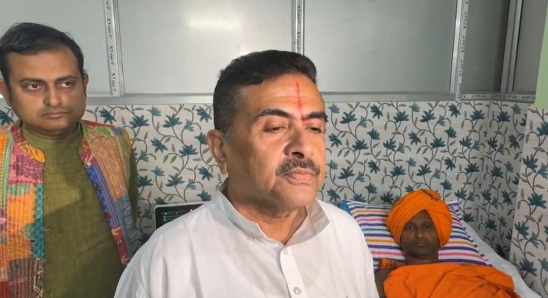 “মমতা ব্যানার্জি হিন্দু ছেলেদের মধ্যে মদ ঢুকিয়ে দিয়ে সর্বনাশ করে দিচ্ছেন” : আহত তরুন সন্ন্যাসীর স্বাস্থ্যের খবর নিতে গিয়ে বললেন শুভেন্দু অধিকারী