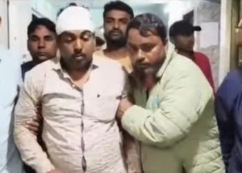 গাছ চুরির বিরুদ্ধে পদক্ষেপ নেওয়ায় রেঞ্জ অফিসারের উপর প্রাণঘাতী হামলার অভিযোগ চাঁচলের ‘কাঠ মাফিয়া’ মণিরুল ইসলাম ও তার ছেলের বিরুদ্ধে 