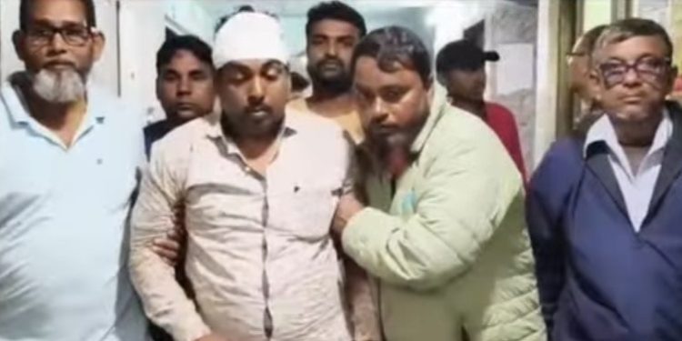 গাছ চুরির বিরুদ্ধে পদক্ষেপ নেওয়ায় রেঞ্জ অফিসারের উপর প্রাণঘাতী হামলার অভিযোগ চাঁচলের ‘কাঠ মাফিয়া’ মণিরুল ইসলাম ও তার ছেলের বিরুদ্ধে