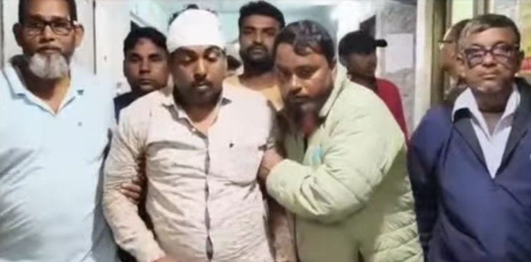 গাছ চুরির বিরুদ্ধে পদক্ষেপ নেওয়ায় রেঞ্জ অফিসারের উপর প্রাণঘাতী হামলার অভিযোগ চাঁচলের ‘কাঠ মাফিয়া’ মণিরুল ইসলাম ও তার ছেলের বিরুদ্ধে