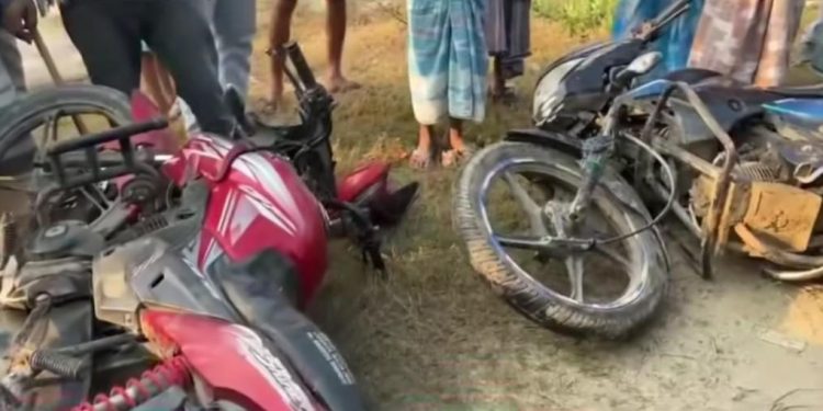 ভোর রাতে সশস্ত্র অবস্থা পুকুরের মাছ লুট, খ্যাদা খেয়ে বাইক ফেলে চম্পট দিল দুষ্কৃতীদল 