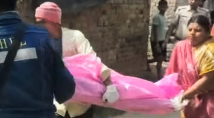 ইংরেজবাজারে নিজের বাড়িতেই বিধবা মহিলার রক্তাক্ত দেহ উদ্ধার ! ইঁট দিয়ে থেঁতলে খুন করা হয়েছে বলে সন্দেহ পরিবারের 