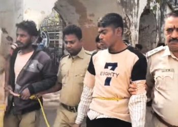 ভারতীয় লরি চালকের লরিতে লুকিয়ে অনুপ্রবেশ করে পাকড়াও বাংলাদেশি যুবক 