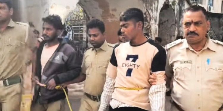 ভারতীয় লরি চালকের লরিতে লুকিয়ে অনুপ্রবেশ করে পাকড়াও বাংলাদেশি যুবক 