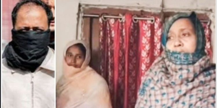 বাংলাদেশী সন্ত্রাসী মডিউলের ধৃত ৮ জনের মধ্যে মালদার উমর ফারুকের মায়ের দাবি : “অশিক্ষিত ছেলে বুঝতে না পেরে পোস্টার লাগিয়েছে”