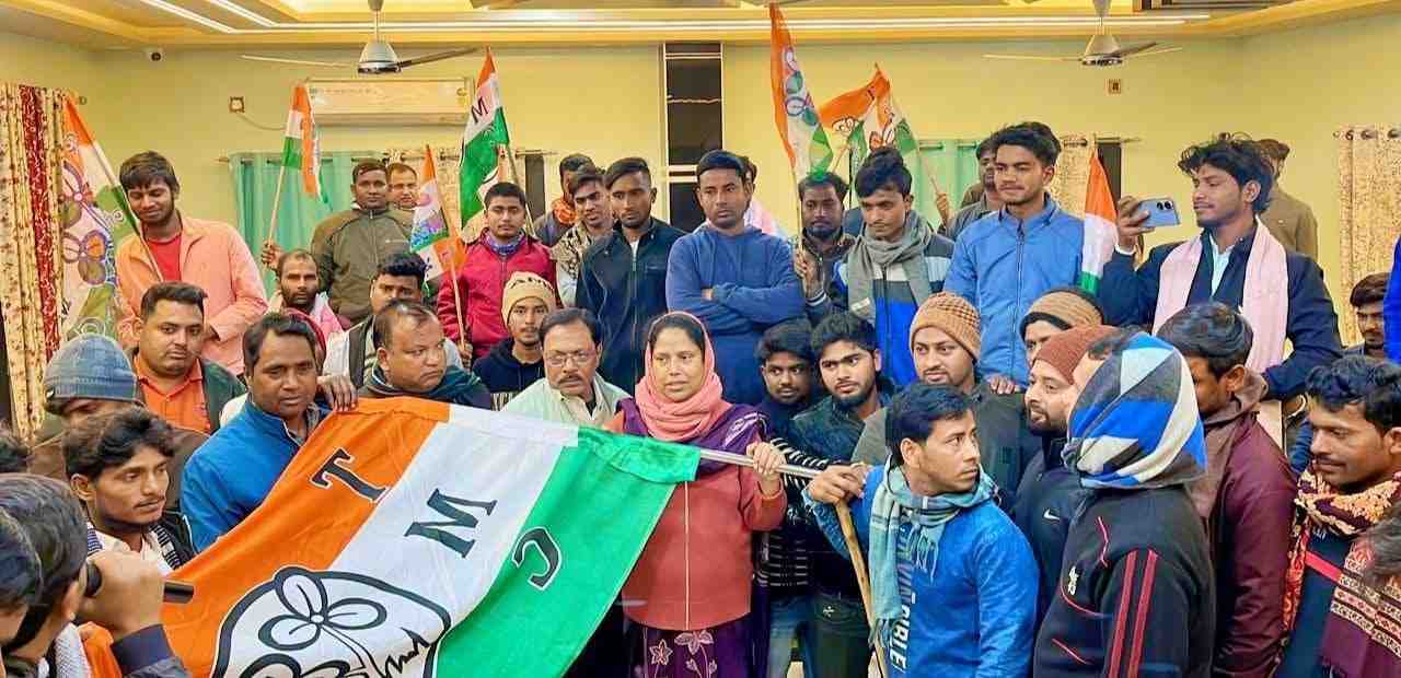 মালদার মোথাবাড়িতে কংগ্রেসে ভাঙন ধরাল তৃণমূল 