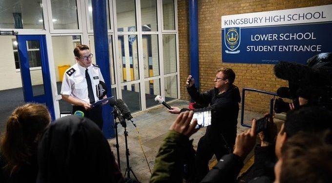 “আল্লাহু আকবর” শ্লোগান দিয়ে ২ ব্রিটিশ কিশোরের উপর ছুরি হামলা চালালো ১৩ বছরের কিশোর 