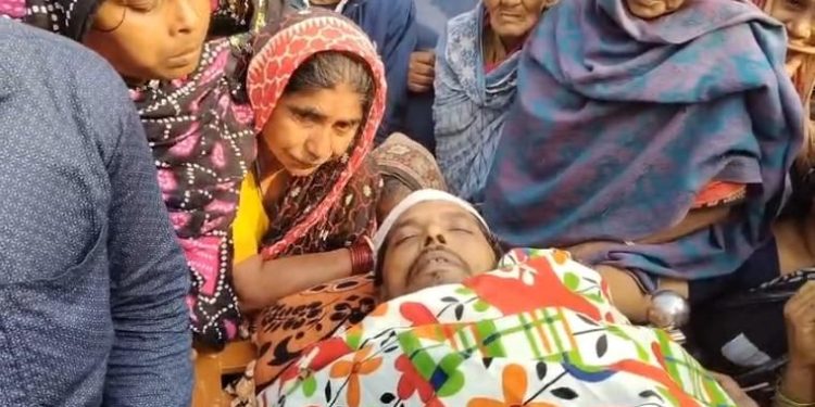 সর্ষে পেশাই মেশিনে মাফলার জড়িয়ে কার্যত বিচ্ছিন্ন হয়ে গেল বৃদ্ধ শ্রমিকের মাথা ; সাতসকালে এই বীভৎস দৃশ্য দেখে শিউরে ওঠলেন বর্ধমানের সমুদ্রগড়বাসী  