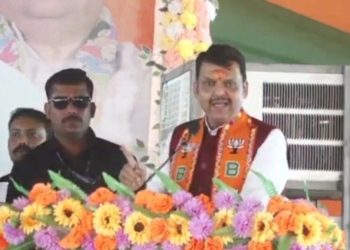 “কমিউনিস্টদের থেকে খতরনাক দিদি” : মমতা ব্যানার্জিকে তুলোধুনো করলেন মহারাষ্ট্রের মুখ্যমন্ত্রী দেবেন্দ্র ফড়নবিশ 