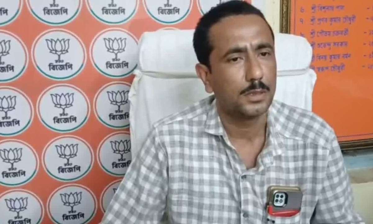 রীতিমতো সাংবাদিক বৈঠক করে পদ থেকে ইস্তফা দিলেন দক্ষিণ দিনাজপুর বিজেপি সভাপতি, বিধানসভার টিকিট না পাওয়ার সম্ভাবনায় এই সিদ্ধান্ত বলে গুঞ্জন 