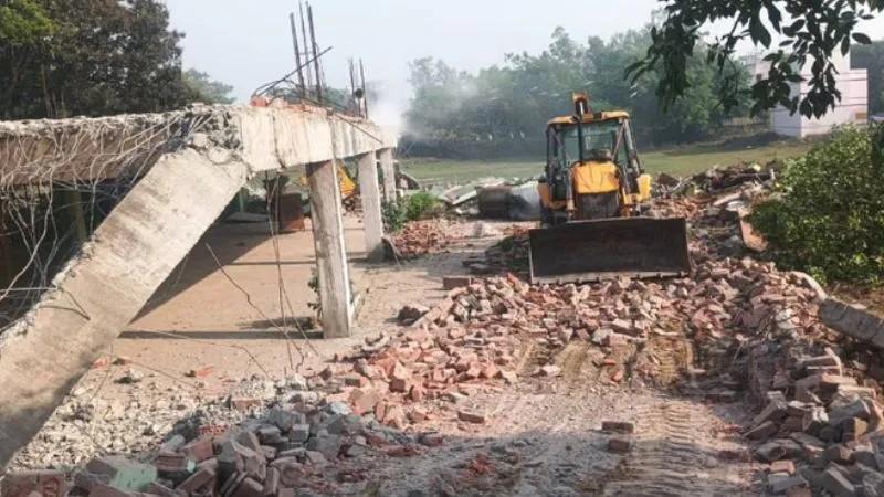 সরকারি জমিতে নির্মিত অবৈধ মসজিদে চললো যোগী বাবার  বুলডোজার, বিশাল পুলিশবাহিনী দিয়ে গোটা এলাকা ঘিরে রাতারাতি গুঁড়িয়ে দেওয়া হল ১২ বছর ধরে  দখল করে থাকা সীতাপুরের ওই মসজিদটি 