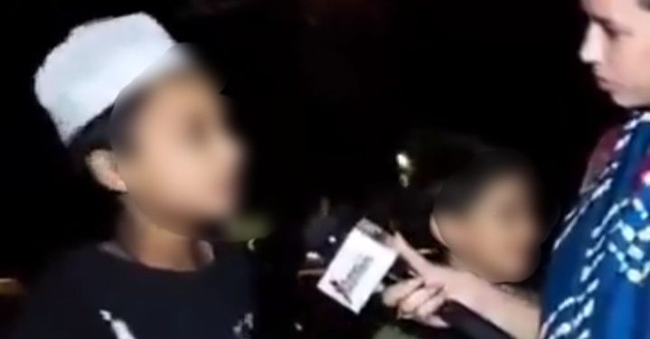 ভারতের মুসলিম শিশুদের মধ্যেও খামেনি প্রেম ও মোদীর প্রতি ঘৃণা : কারা ও কি উদ্দেশ্যে শিশুদের মনে ছড়াচ্ছে এই বিষ ? ভাইরাল ভিডিও ভাবাচ্ছে শুভবুদ্ধি সম্পন্ন মানুষকে