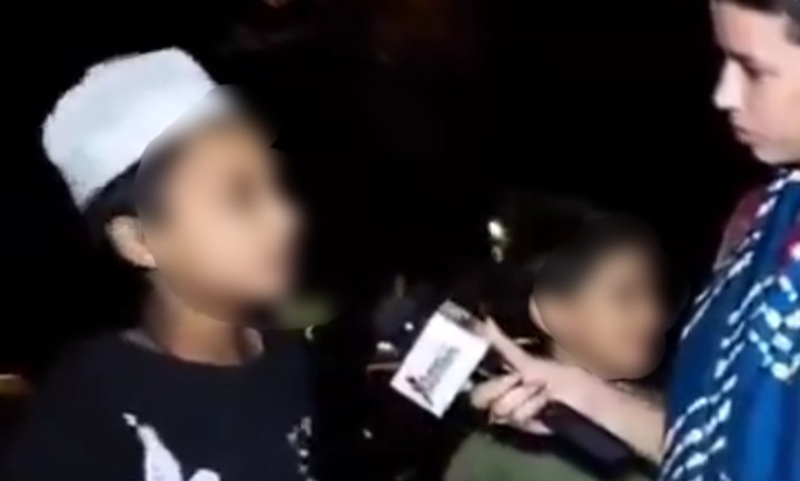 ভারতের মুসলিম শিশুদের মধ্যেও খামেনি প্রেম ও মোদীর প্রতি ঘৃণা : কারা ও কি উদ্দেশ্যে শিশুদের মনে ছড়াচ্ছে এই বিষ ? ভাইরাল ভিডিও ভাবাচ্ছে শুভবুদ্ধি সম্পন্ন মানুষকে