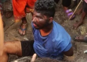 চকলেটের লোভ দেখিয়ে মাত্র ৭ বছরের মেয়েকে মাংসের দোকানে আটকে রেখে মাদক খাইয়ে তিন দিন ধরে ধর্ষণ, নরপশু শেখ রাজা খানকে গনধোলাই দিয়ে তুলে দিল পুলিশের হাতে    