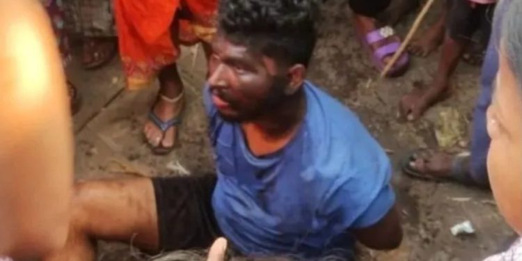 চকলেটের লোভ দেখিয়ে মাত্র ৭ বছরের মেয়েকে মাংসের দোকানে আটকে রেখে মাদক খাইয়ে তিন দিন ধরে ধর্ষণ, নরপশু শেখ রাজা খানকে গনধোলাই দিয়ে তুলে দিল পুলিশের হাতে    