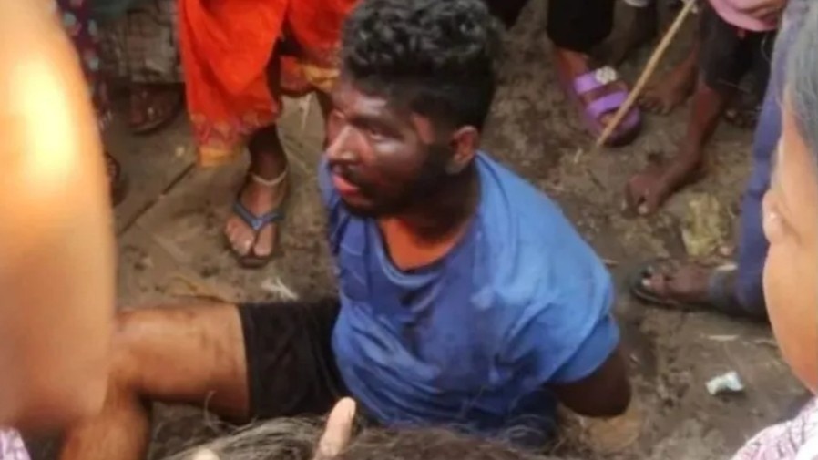 চকলেটের লোভ দেখিয়ে মাত্র ৭ বছরের মেয়েকে মাংসের দোকানে আটকে রেখে মাদক খাইয়ে তিন দিন ধরে ধর্ষণ, নরপশু শেখ রাজা খানকে গনধোলাই দিয়ে তুলে দিল পুলিশের হাতে    