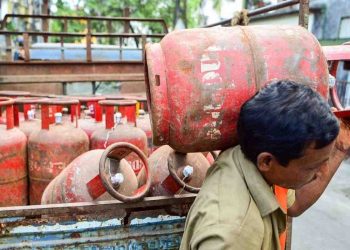 ইরান যুদ্ধের মধ্যে হঠাৎ বেড়ে গেল LPG সিলিন্ডারের দাম