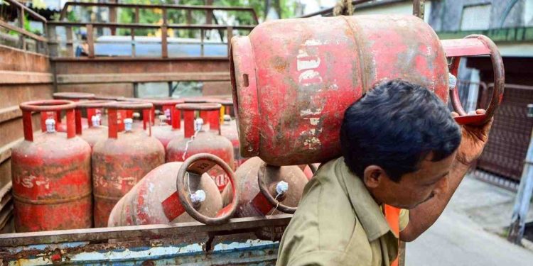 ইরান যুদ্ধের মধ্যে হঠাৎ বেড়ে গেল LPG সিলিন্ডারের দাম