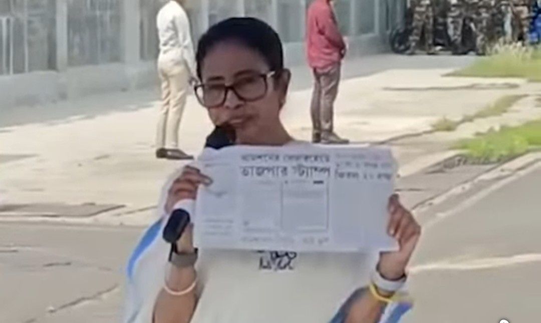 বিজেপি ও নির্বাচন কমিশনের বিরুদ্ধে লড়াইয়ের জন্য “বাম-ডান” বিভেদ ভুলে ঐক্যবদ্ধ হওয়ার আহ্বান জানালেন মমতা ব্যানার্জি 