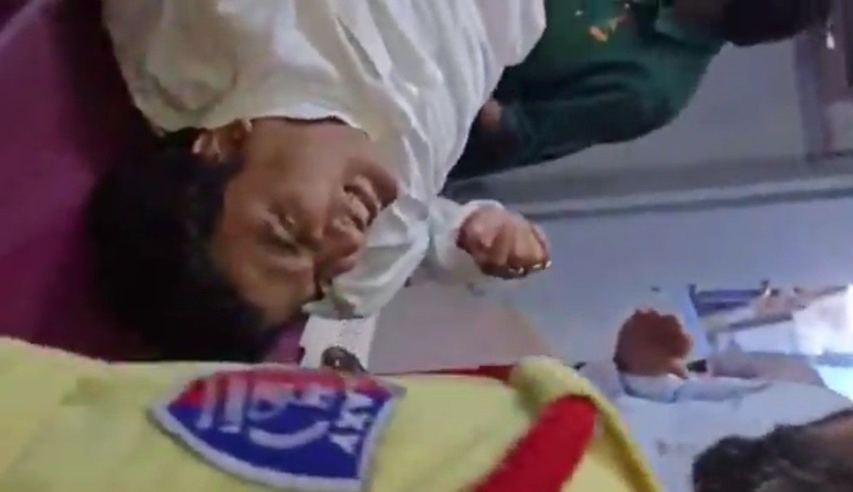 প্রধানমন্ত্রীর সমাবেশে যোগ দিতে যাওয়া মিছিলে পাথরবাজির অভিযোগ, তৃণমূল ও বিজেপির সংঘর্ষে রণক্ষেত্র কলকাতা, পুলিশ ও বিজেপি নেতা আহত