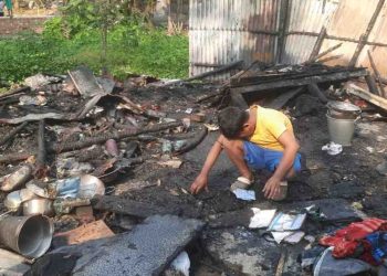 বাড়িতে রহস্যজনকভাবে আগুন লেগে সর্বস্ব হারালো কাটোয়ার এক পরিবার 