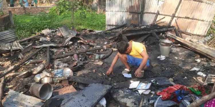 বাড়িতে রহস্যজনকভাবে আগুন লেগে সর্বস্ব হারালো কাটোয়ার এক পরিবার