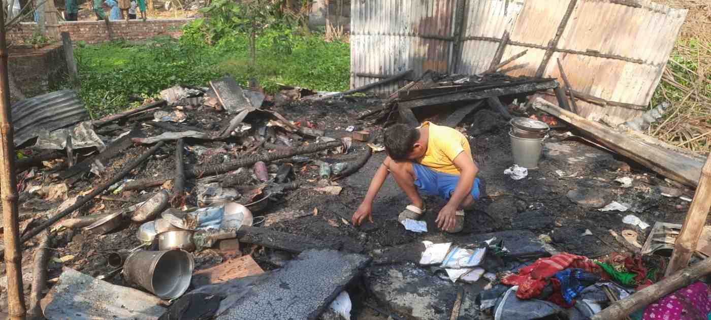 বাড়িতে রহস্যজনকভাবে আগুন লেগে সর্বস্ব হারালো কাটোয়ার এক পরিবার