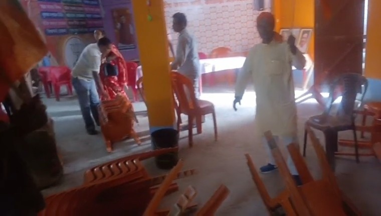 “বহিরাগত” প্রার্থী নিয়ে অসন্তোষের জেরে দলীয় কার্যালয়ে ভাঙচুর চালালো কালনার বিজেপি কর্মীরা 