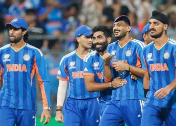 ইংল্যান্ডকে ৭ রানে হারিয়ে ফাইনালে ভারত 