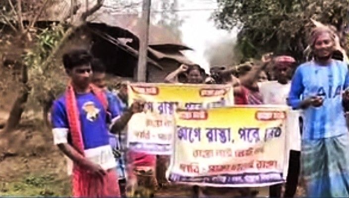 “আগে রাস্তা পরে ভোট রাস্তা নেই, ভোট নেই” : ভোটের মুখেই রাস্তার দাবিতে মালদার গাজোলের গ্রামে ভোট বয়কটের ডাক 