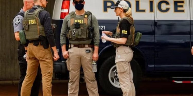 টেক্সাসে “আল্লাহ মালিক” লেখা টি-শার্ট পরা সন্ত্রাসীর গুলিতে ৩ জন নিহত, আহত ১৪ জন