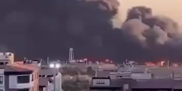 তেহরানে আন্তর্জাতিক বিমানবন্দরে মার্কিন- ইসরায়েলের বিমান হামলার পর ভয়াবহ আগুন লেগে গেছে 