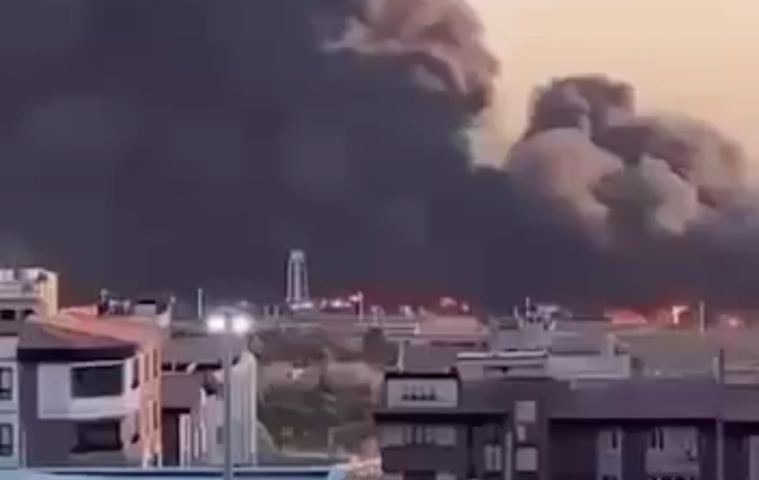 তেহরানে আন্তর্জাতিক বিমানবন্দরে মার্কিন- ইসরায়েলের বিমান হামলার পর ভয়াবহ আগুন লেগে গেছে 