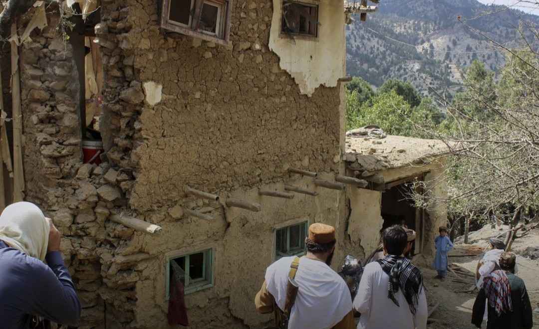 কাবুল ও কান্দাহারে ফের বোমা হামলা চালিয়েছে পাকিস্তান, বহু হতাহত,নিন্দা জানালেন প্রাক্তন রাষ্ট্রপতি হামিদ কারজাই, পালটা ড্রোন হামলা চালালো তালিবান 