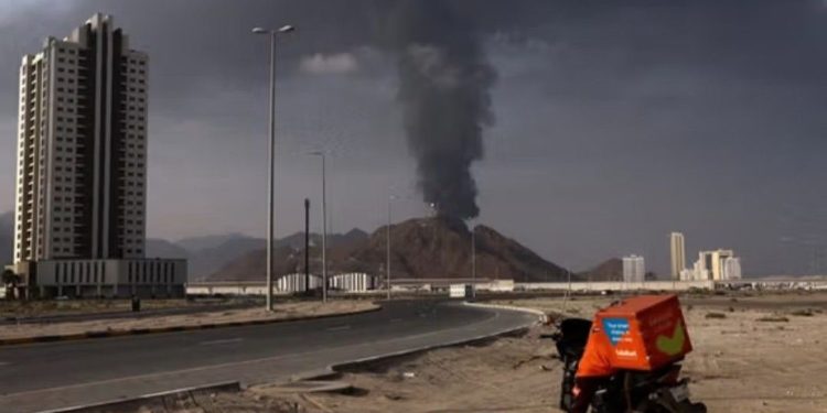 সংযুক্ত আরব আমিরাতে ফের ব্যালিস্টিক ক্ষেপণাস্ত্র দিয়ে হামলা চালালো ইরান 