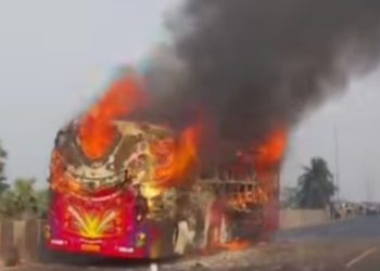 বর্ধমানে জাতীয় সড়কে বরযাত্রী বাহী বাসে ভয়াবহ অগ্নিকাণ্ড,পুড়ে খাক হল গোটা বাস 