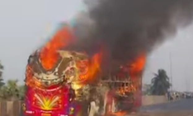 বর্ধমানে জাতীয় সড়কে বরযাত্রী বাহী বাসে ভয়াবহ অগ্নিকাণ্ড,পুড়ে খাক হল গোটা বাস